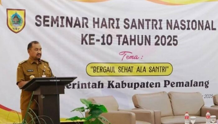 Buka Seminar Hari Santri, Bupati Anom Ajak Santri Pemalang Tebarkan Kebaikan dan Bangun Peradaban