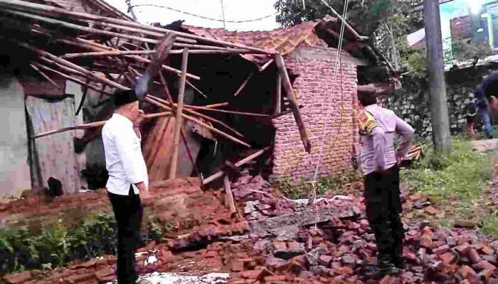 Rumah di Paguyangan, Brebes Roboh Akibat Hujan Lebat dan Kondisi Bangunan Rapuh