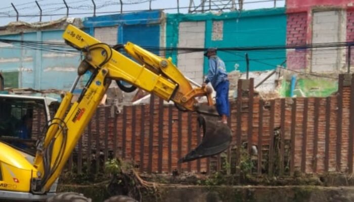 Bangunan Liar di Kawasan Royal Tambora Dibongkar