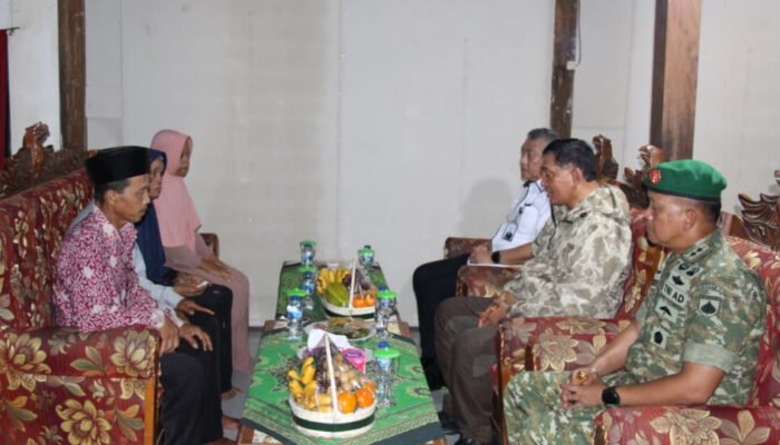 Menhan RI Takziah Ke Rumah Kopda (Anumerta) Amin Nurohman Di Kebumen Yang Gugur Di Papua Barat