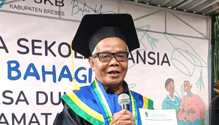79 Lansia di Brebes Ikuti Prosesi Wisuda Sekolah Lansia Bahagia