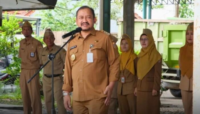 Bupati Anom Juluki Petugas Kebersihan DLH sebagai ‘Pahlawan Pemalang Ikhlas’