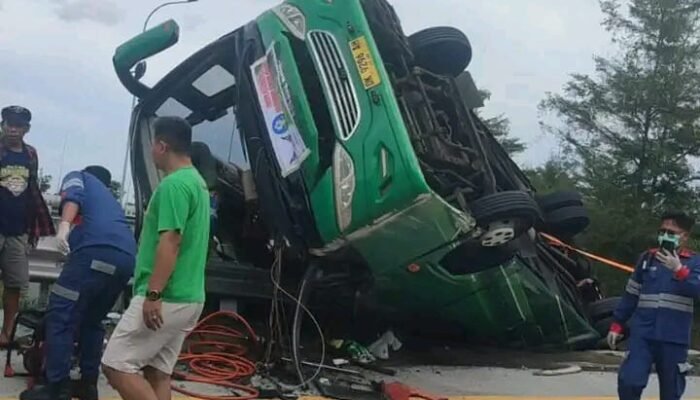 Laka Lantas di Ruas Tol Pemalang, Bis Wisata Tabrak Pembatas Jalan 4 Orang MD