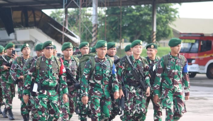 Gunakan Pesawat C-130 Hercules, Yonif 501 Kostrad Tiba di Bandara Depati Amir