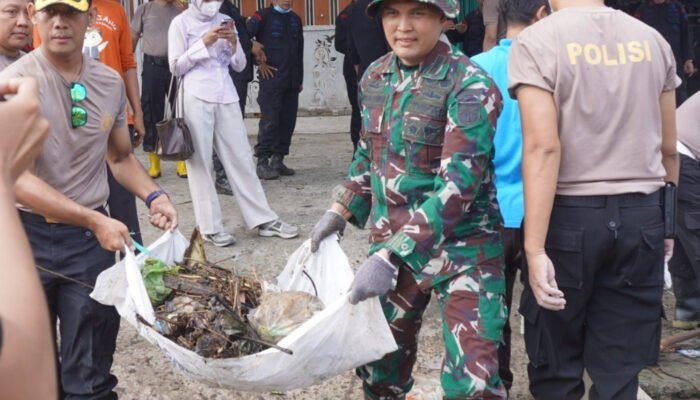 Dandim 0715/Kendal Pimpin Bersih Sampah Sungai Aji