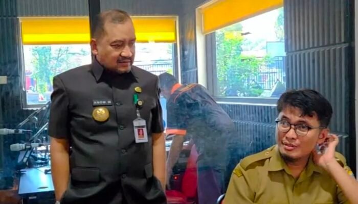 Perkuat Komunikasi Publik, Bupati Anom Kunjungi Radio Daerah