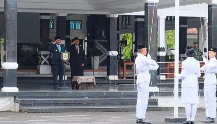 Pimpin Upacara Hari Pahlawan, Bupati Anom Widiyantoro Ajak Teladani Nilai Kepahlawanan 