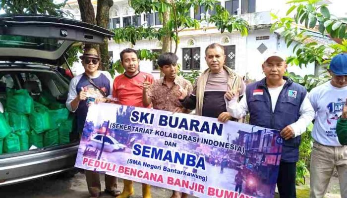 SKI Brebes Selatan Bersama SMA N 1 Bantarkawung Salurkan Bantuan untuk Korban Banjir di Bumiayu