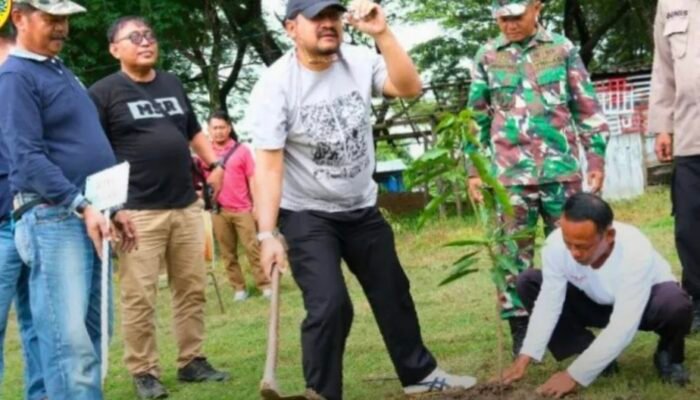 Bupati Anom Tanam Pohon Mangga di Randudongkal, Dorong Gerakan Hijau Desa