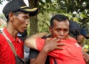 Tangis Warga Cibeunying Pecah Di Pundak Gubernur, Saat Ahmad Luthfi Tinjau Lokasi Longsor