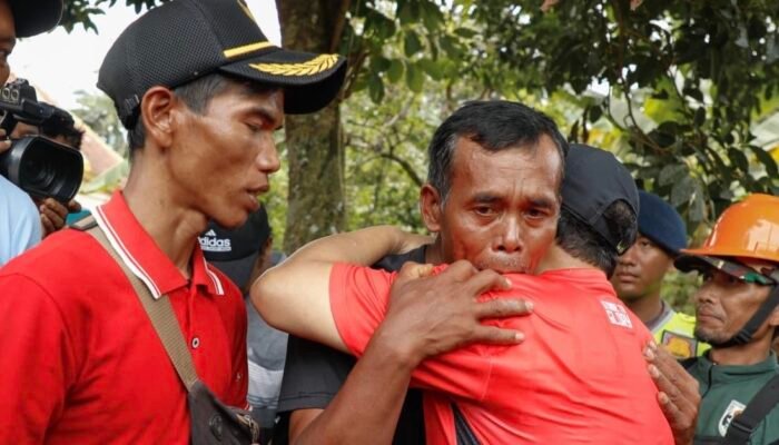 Tangis Warga Cibeunying Pecah Di Pundak Gubernur, Saat Ahmad Luthfi Tinjau Lokasi Longsor