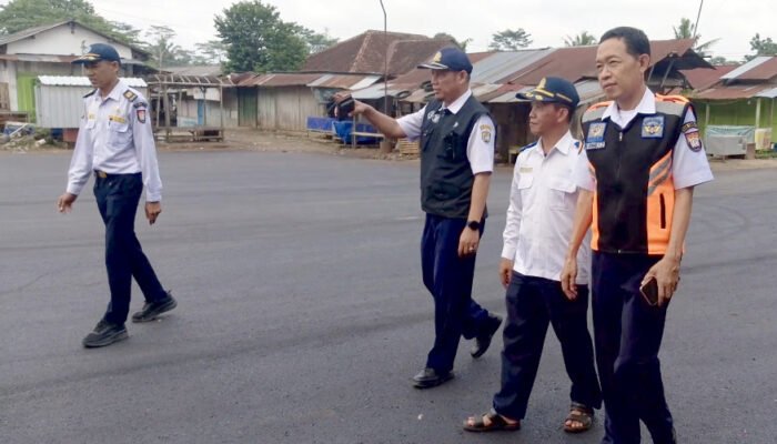 Setelah Puluhan Tahun Dibiarkan Rusak Parah Areal Terminal Bus Sukorejo Akhirnya Diaspal