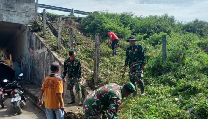 Babinsa Sitemu Ajak Warga Bersihkan Lingkungan di Bahu Jalan Tol