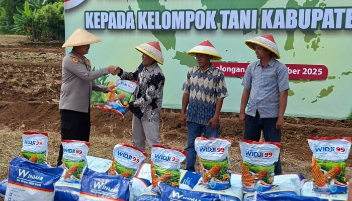 Dukung Ketahanan Pangan, Polres Pekalongan Serahkan 15 Ton Bibit Jagung ke Petani