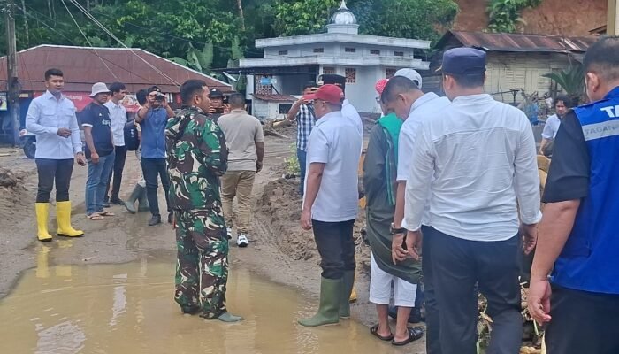 Respon Cepat TNI : Prajurit Kodim 0212/TS Bantu Penanganan Bencana di Mandailing Natal