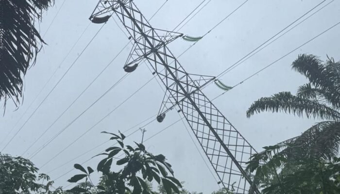 Tower PLN Roboh Dihantam Banjir, TNI Gerak Cepat Bantu Pulihkan Kelistrikan di Aceh