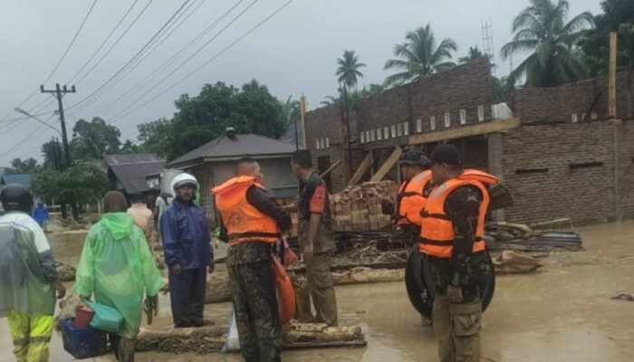 Prajurit TNI Berhasil Evakuasi Warga Banjir Batangtoru, Tapanuli Selatan