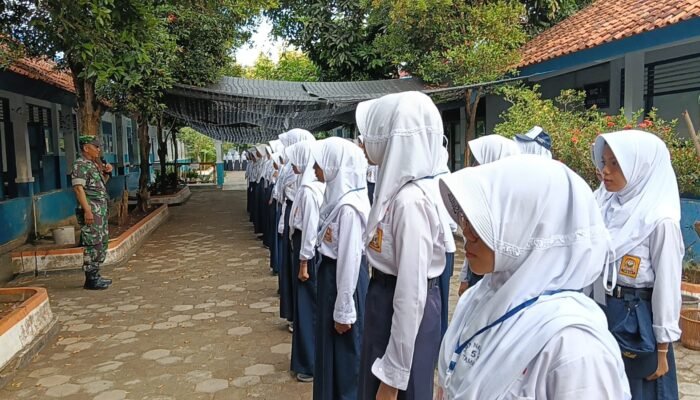 Semangat Merah Putih: Babinsa Taman Tanam Nasionalisme di SMPN 5 Pemalang!