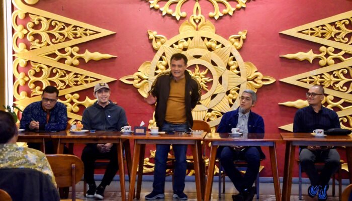 Kritik Santai di Bandungan: Wartawan ‘Intip’ Komunikasi Gubernur Luthfi!