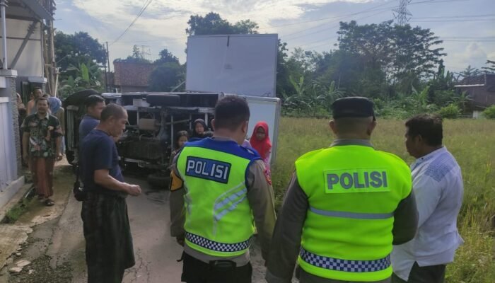 Pick Up Boks Pengangkut  MBG Oleng di Kedungwuni, Tabrak Pagar dan Terguling: Sopir Tak Punya SIM Sah.