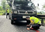 Personel Ops Lilin Candi 2025 Polres Purbalingga Bantu Evakuasi Mobil Mogok di Karangreja