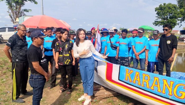 Dukung Pariwisata Di Kelurahan Langenharjo Ketua Karang Taruna Kabupaten Kendal Serahkan Bantuan Satu Unit Perahu