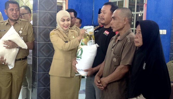 Bupati Kendal Serahkan Bantuan Cadangan Pangan Bagi Warga Desa Tambakrejo