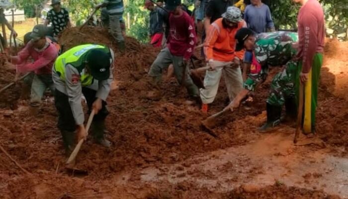 Akses Watukumpul Lumpuh, Babinsa dan Warga Berjibaku Lawan Lumpur Longsor