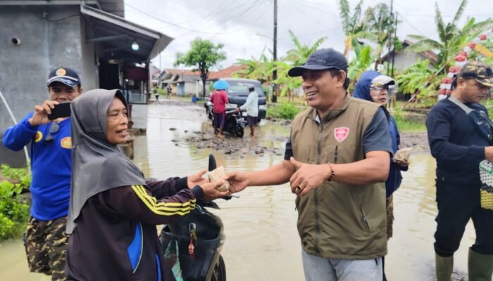 Slamet Ramuji Bagikan Ribuan Nasi Bungkus di Tengah Kepungan Luapan Sungai Comal