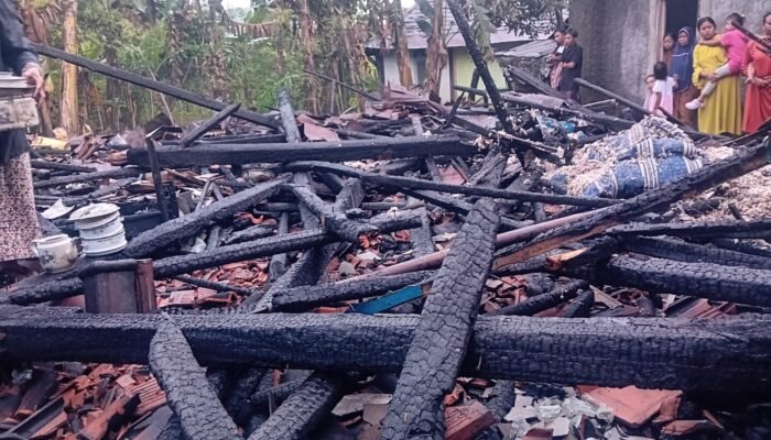 Ditinggal Pemilik, Si Jago Merah Ngamuk Melahap Rumah Warga Desa Longkeyang