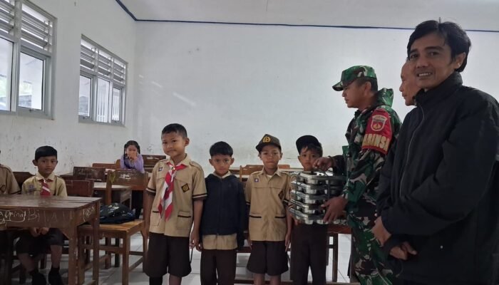 Sinergi Babinsa Koramil Pulosari Bersama SPPG Bagikan MBG Ke Ribuan Siswa