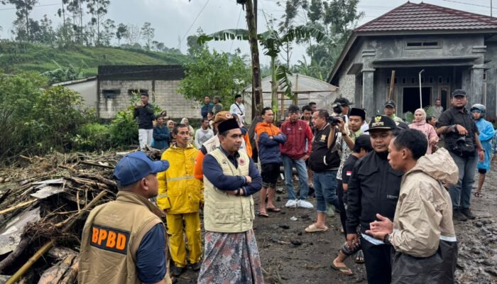 Dandim Pemalang Dampingi Wagub Jateng Sambangi Korban Banjir Bandang