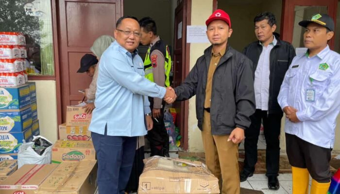 Lumpuh Diterjang Banjir, Perumda Tirta Mulia Pasok Logistik dan Air Bersih ke Pulosari