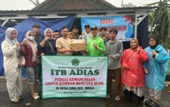 ITB ADIAS Peduli, Rektor Terjang Medan Bencana, Rangkul Korban Banjir Pulosari-Moga