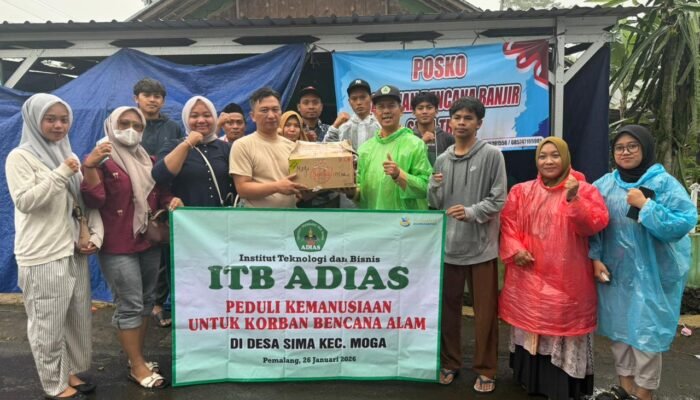 ITB ADIAS Peduli, Rektor Terjang Medan Bencana, Rangkul Korban Banjir Pulosari-Moga