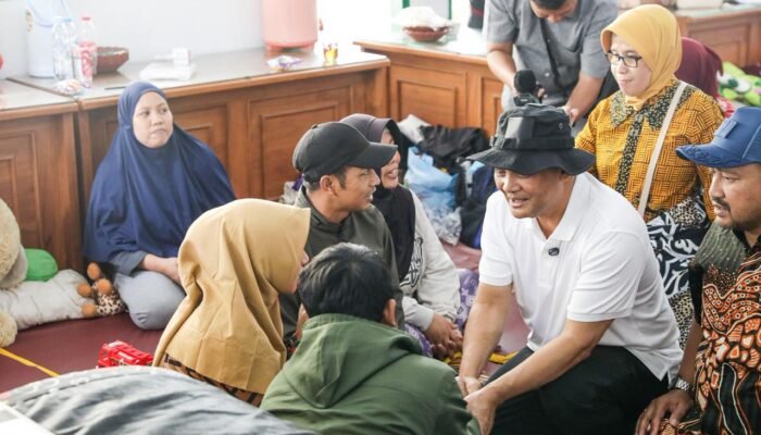 Ahmad Luthfi Rangkul Luka Batin Penyintas Bencana Kecamatan Pulosari