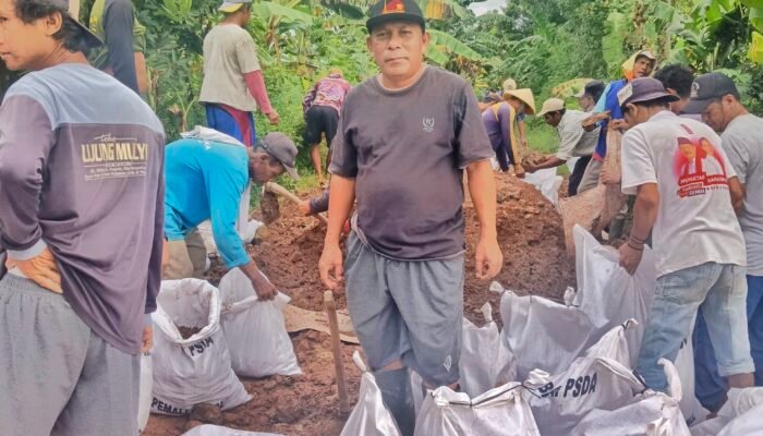 Slamet Ramuji DPRD PKB Pimpin Kerja Bakti, Desak Pembangunan Tanggul Darurat di Desa Mojo