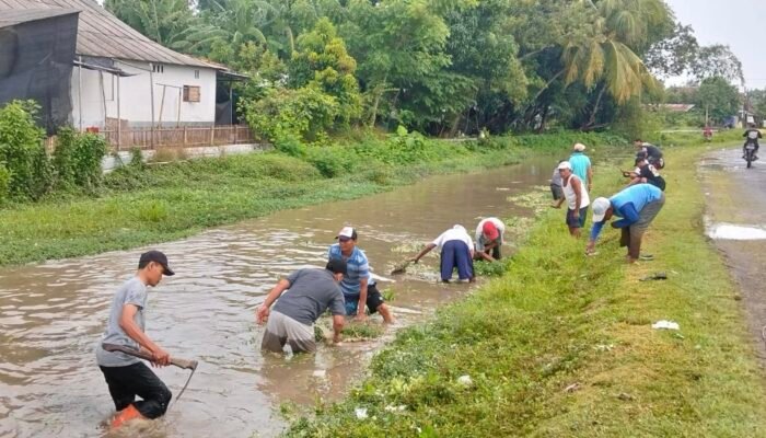 Cegah Banjir, Warga Pegundan Kompak “Serbu” Sungai untuk Kerja Bakti