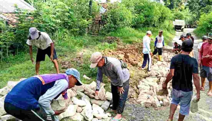 Warga Dari 2 Desa di Kabupaten Brebes Perbaiki Jalan Rusak Secara Swadaya