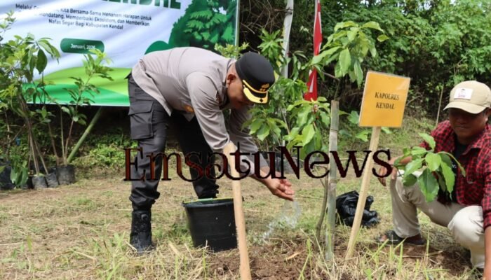 Polres Kendal Lakukan Reboisasi Kawasan Bendung Kedung Pengilon Dengan 1.000 Batang Bibit Tanaman Penghijauan