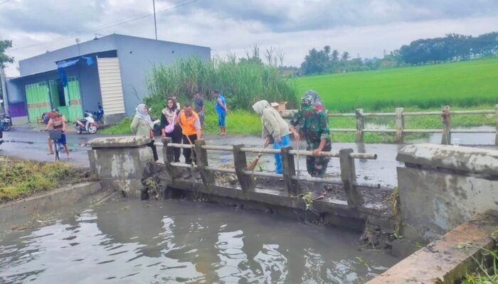 Cegah Banjir, TNI-Polri dan Warga Comal Kompak Bersihkan Sungai Banger