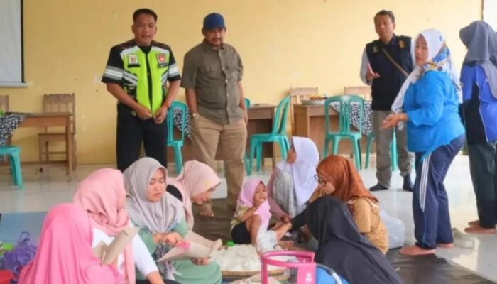 Bupati Pemalang Pastikan Suplai Pangan Pengungsi Luapan Sungai Comal di Kecamatan Ulujami Aman