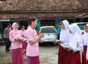 SPPG Kemala Bhayangkari Cabang Kendal Salurkan 214 Paket MBG Bagi Siswa SD Negeri 1 Tambakrejo