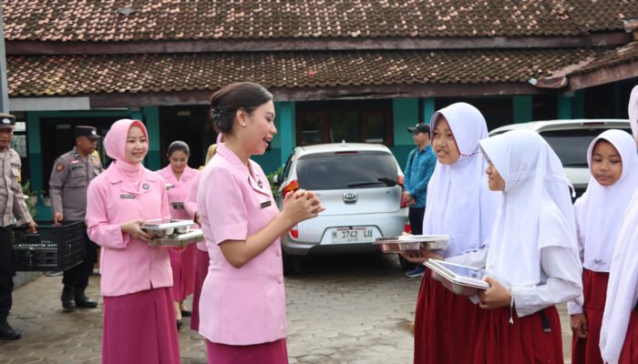 SPPG Kemala Bhayangkari Cabang Kendal Salurkan 214 Paket MBG Bagi Siswa SD Negeri 1 Tambakrejo