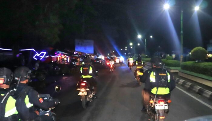 Naik Motor, Kapolres Pekalongan Bareng Forkopimda Patroli Skala Besar Sisir Jalur Rawan Jelang Pergantian Tahun