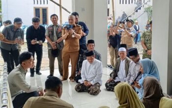 Cairkan Suasana, Gubernur Luthfi Jadi Juru Foto Dadakan di Pengungsian