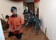 TNI dan Warga Jojogan Bahu-membahu Evakuasi Rumah Korban Terjangkau Longsor