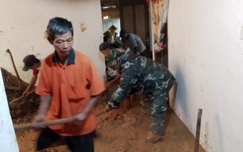 TNI dan Warga Jojogan Bahu-membahu Evakuasi Rumah Korban Terjangkau Longsor