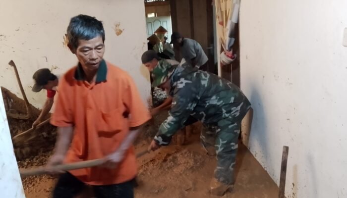 TNI dan Warga Jojogan Bahu-membahu Evakuasi Rumah Korban Terjangkau Longsor