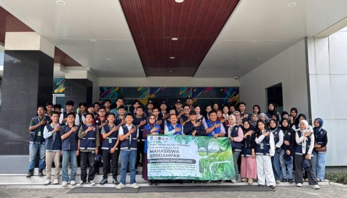 MAHABHAKTI UNDIP: Terjunkan 50 Mahasiswa Pulihkan Agam Pascabencana